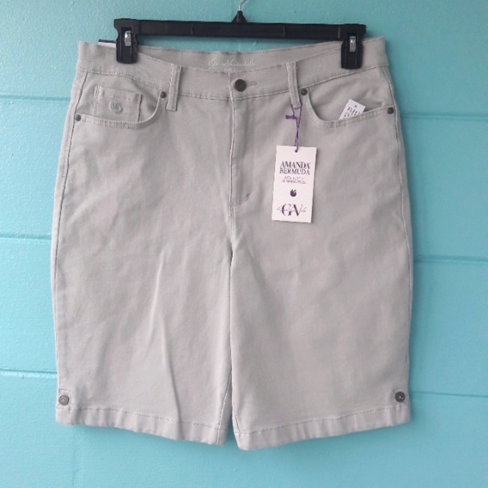 NWT "Gloria Vanderbilt" Amanda Classic  Rise Bermuda Shorts  16P